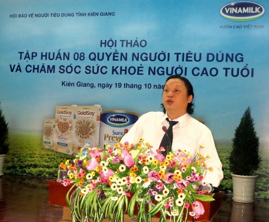 Ông Trương Tân Phong – Giám Đốc Kinh doanh Khu vực miền Tây I Vinamilk chia sẻ với người tiêu dùng Kiên Giang các thông tin về công ty.